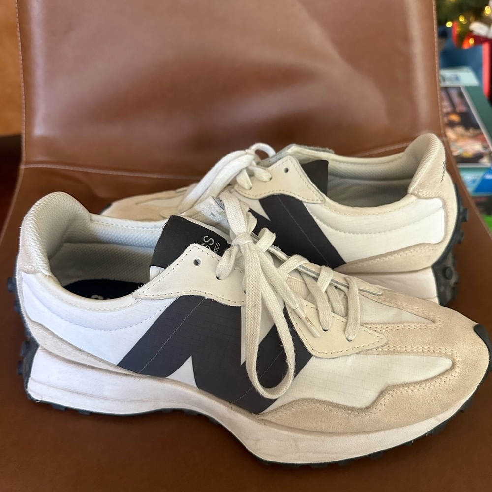 Figs/New Balance 327 tennis Shoes